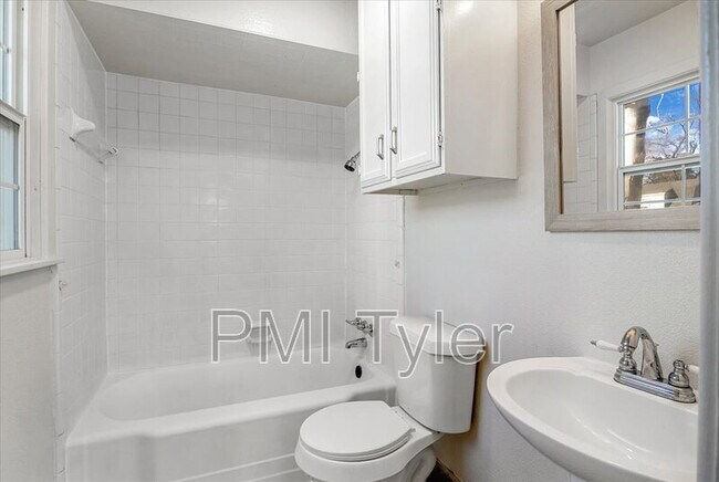 Building Photo - 805 Wilma St