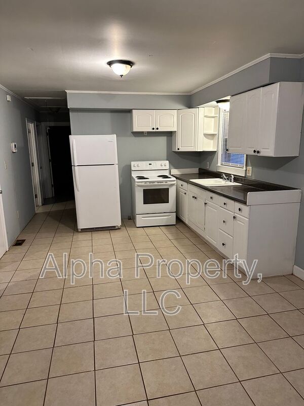 Building Photo - 605 Kenmore Dr