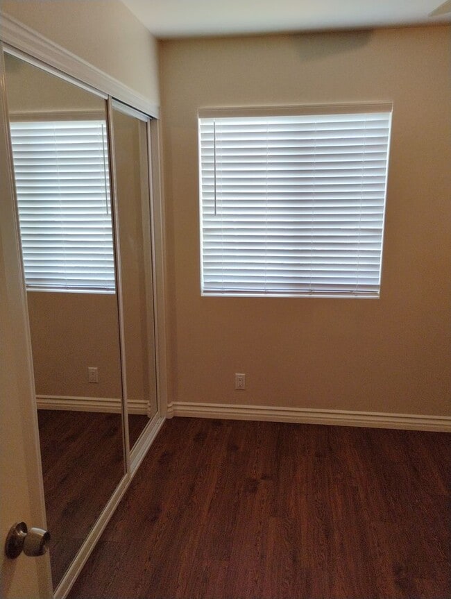 Building Photo - Like new 4 BR/3 Full Baths