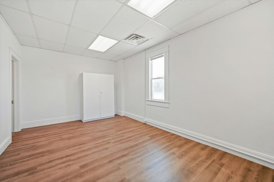 Building Photo - 5 S Parish Ave