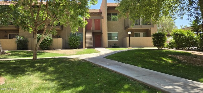 Building Photo - 5525 E Thomas Rd
