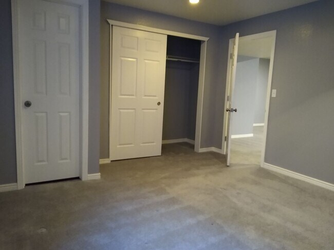 Building Photo - Massive and Expansive 5 Bedroom Green Vall...