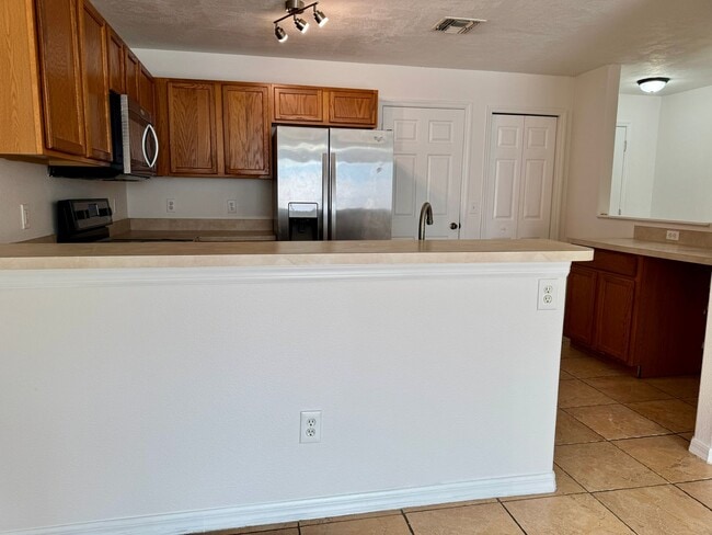 Building Photo - 12644 Somerset Oaks St