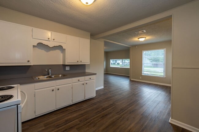 Building Photo - Just Renovated! Close to Hwy 287 Immediate...