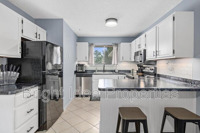 Building Photo - 7633 Wedgewood Ct