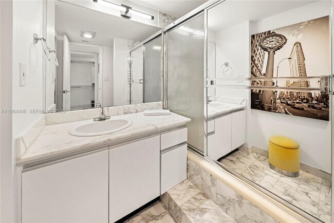 Building Photo - 2555 Collins Ave