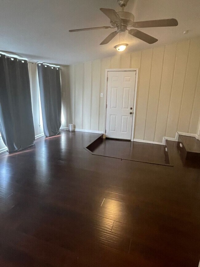 Building Photo - Charming Olmos Park Terrace Rental