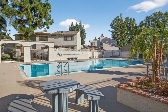 Building Photo - 3 Bedroom Townhome: Prime Location with Pool, Clubhouse and More!