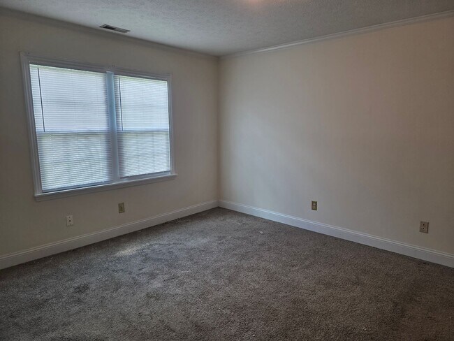 Building Photo - 4 Bedroom house with bonus room and large yard.