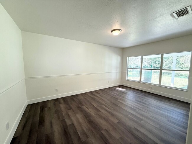 Building Photo - Beautifully Updated 4-Bedroom Home with Po...