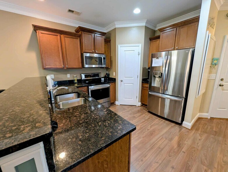 Building Photo - 400 Laurel Leaf Dr