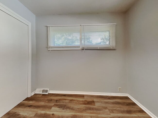 Building Photo - Charming 3-Bedroom Home with Sunroom, Fireplace & Garage in Kansas City, MO!