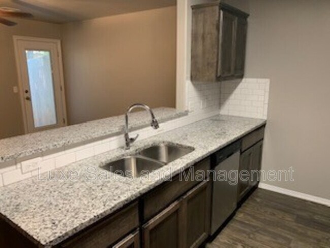 Building Photo - 2024 Buena Vida Ln