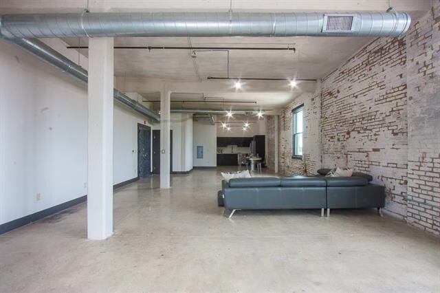 Building Photo - 190 Christopher Columbus Dr