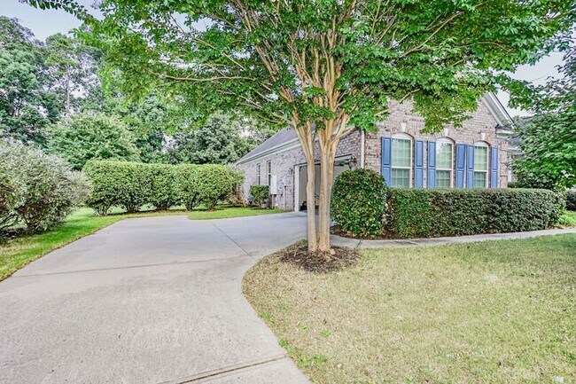 Building Photo - 100 Little Pond Dr