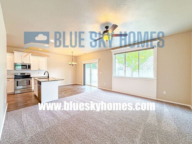 Building Photo - 1868 N Justin Ave