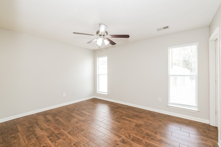 Building Photo - 7762 Parkview Cir E