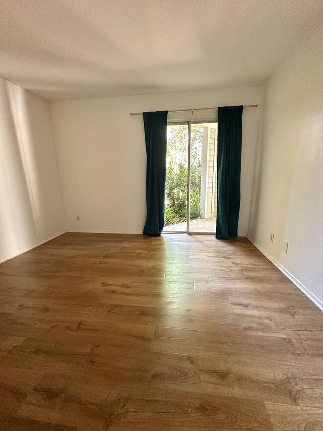 Building Photo - Rarely available 1 bedroom, 1 bathroom Con...