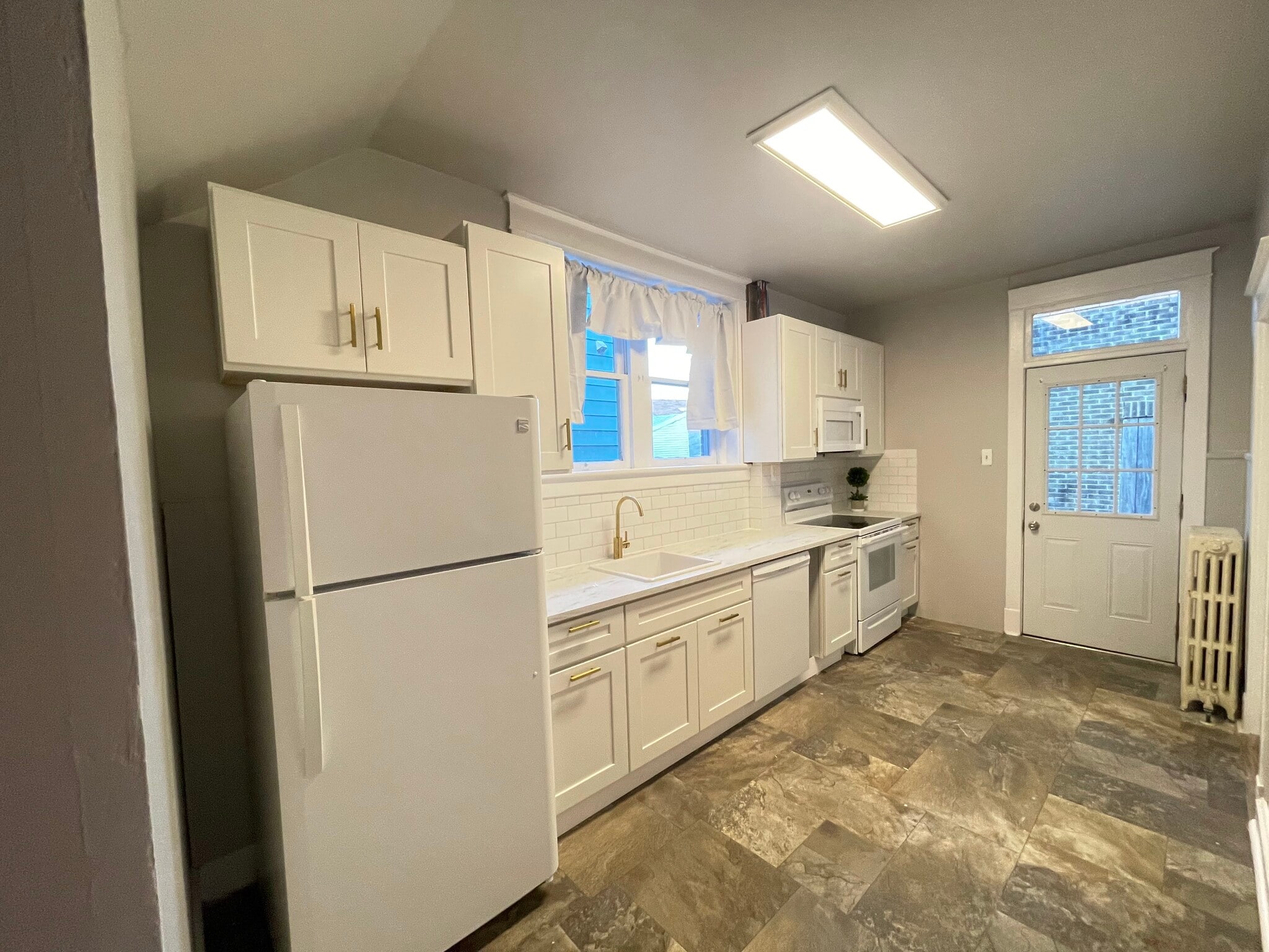 Kitchen - 315 Laurel Blvd