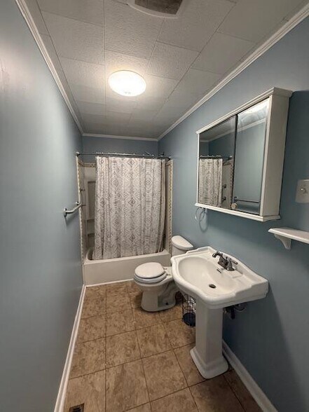 Building Photo - 725 W Holly Hill Rd