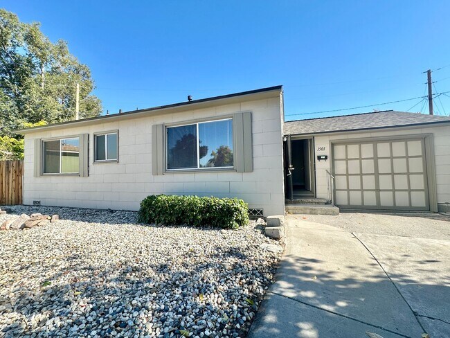 Primary Photo - Charming 2-bedroom, 1-bathroom house