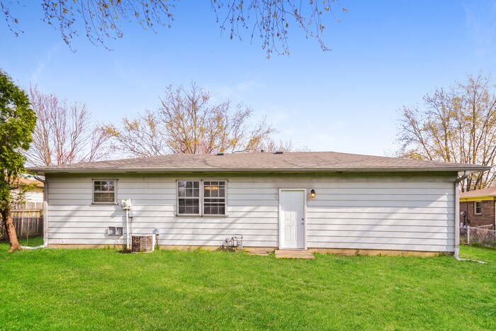 Building Photo - 10311 Baribeau Ln