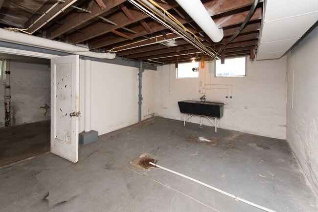 Building Photo - COVEDALE- 3 bedroom 1.5 bath Tudor with up...