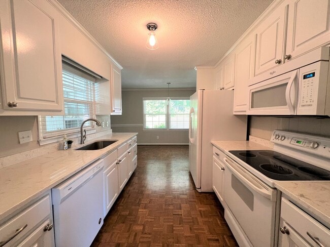 Building Photo - ~~ Spectacular Updated Ranch Home ~~