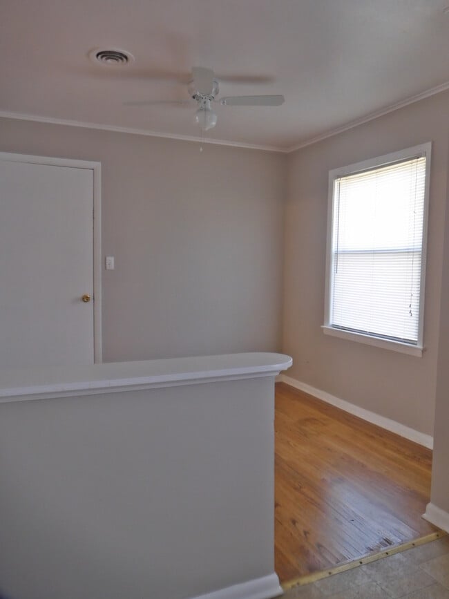 Building Photo - 3 Bed, 1.5 Bath Fenced Pets Allowed