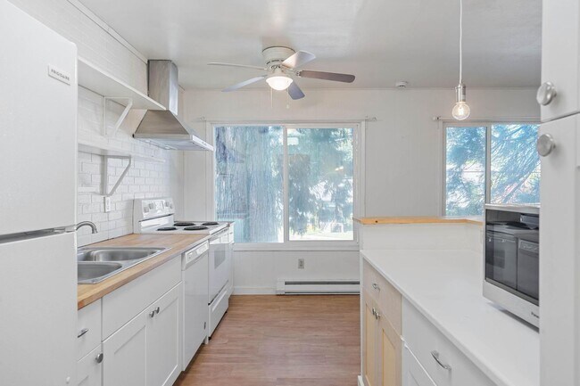 Building Photo - $500 off! Updated, upstairs 2-bdrm/1-bath triplex apt—On-site w/d, off-street parking, near downt...