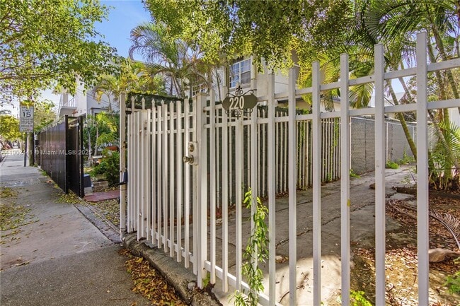 Building Photo - 218 SW 6th Ave