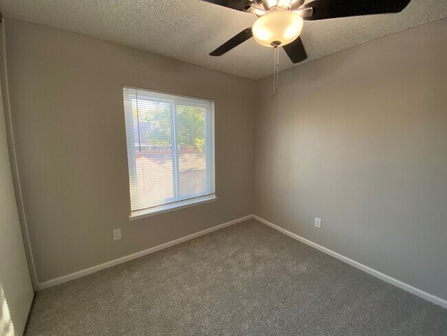 Building Photo - Gorgeous 5+3 On Cul-De-Sac