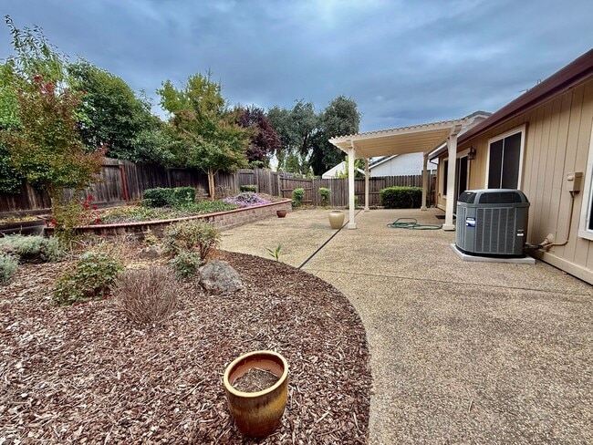 Building Photo - Great home available NOW