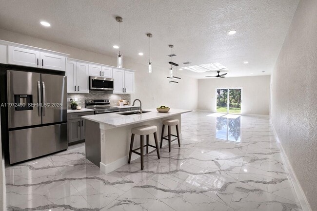 Building Photo - 2423 Milton Ave S