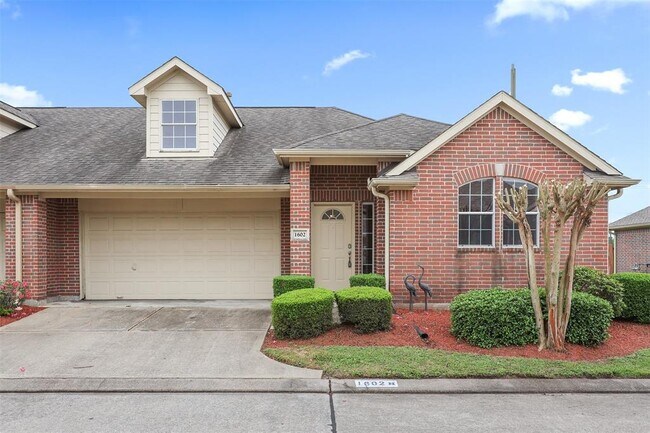 Building Photo - 1602 Village Townhome Dr