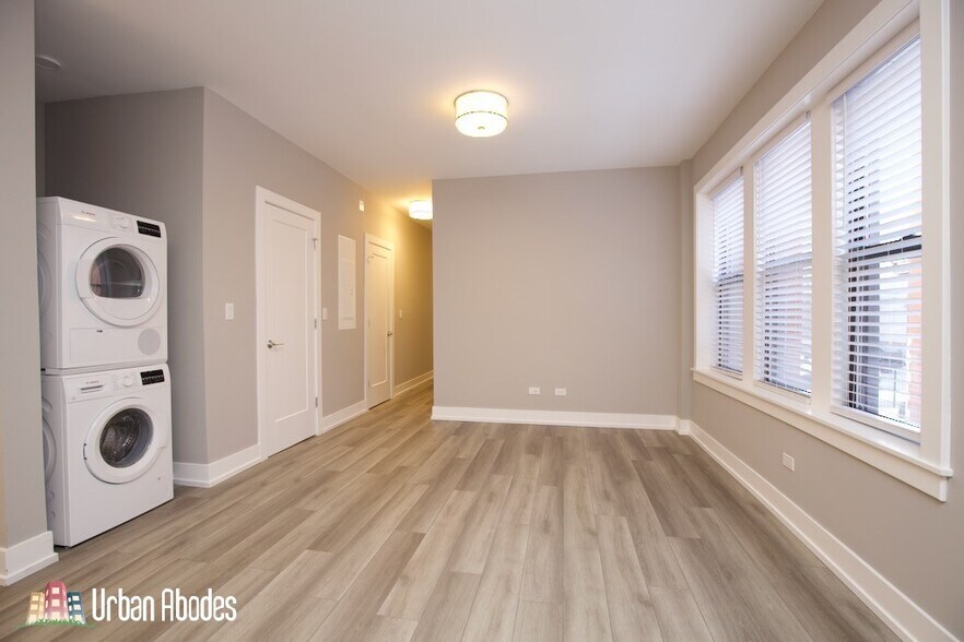 Building Photo - 3937 N Janssen Ave