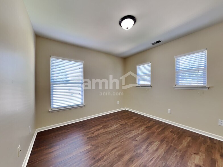 Building Photo - 105 Graduate Ln