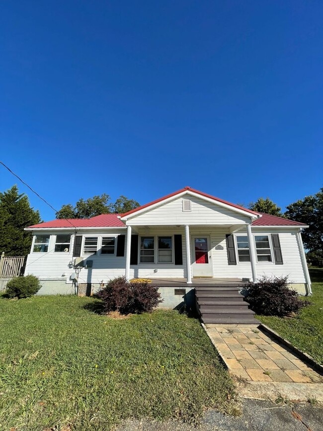 Primary Photo - 961 Iron Bridge Rd