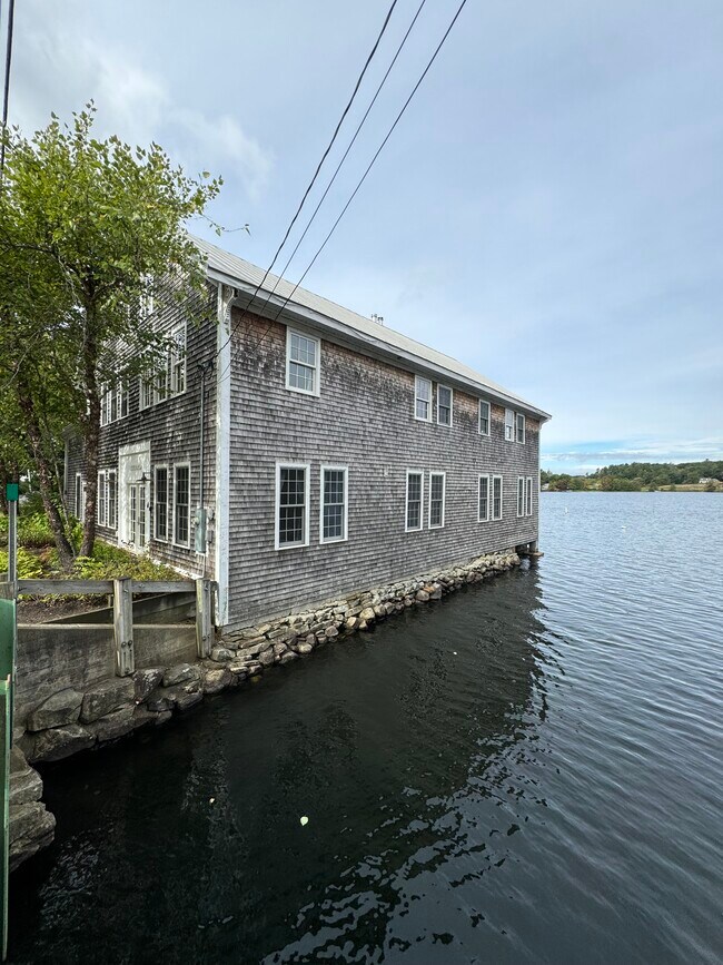 Building Photo - 3 Pond Rd