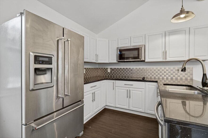 Building Photo - 837 Romney Ln