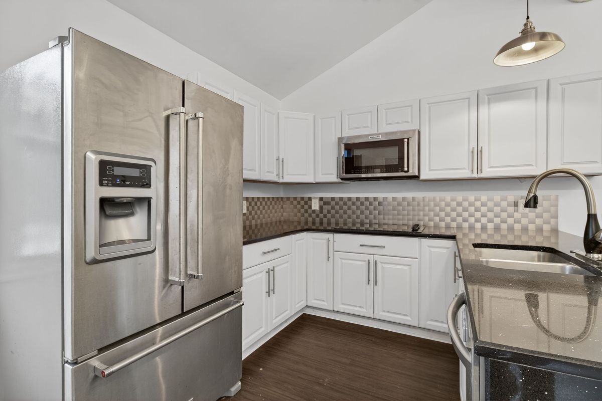 Building Photo - 837 Romney Ln