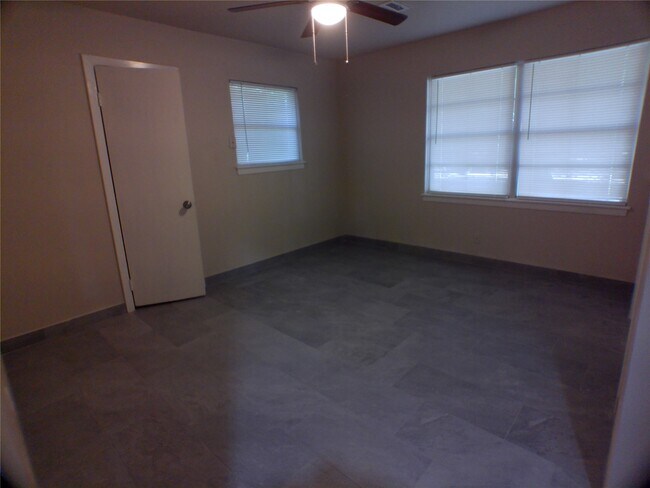 Building Photo - 601 Fresa Rd
