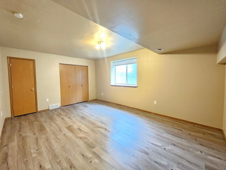 Building Photo - 407 E 8th Ave