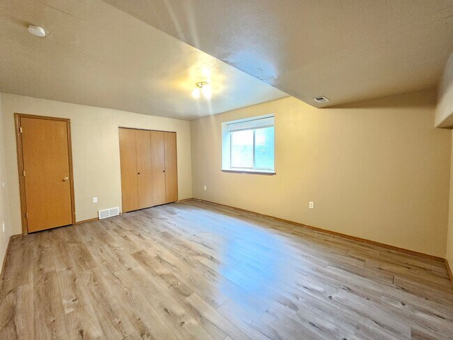 Building Photo - 407 E 8th Ave