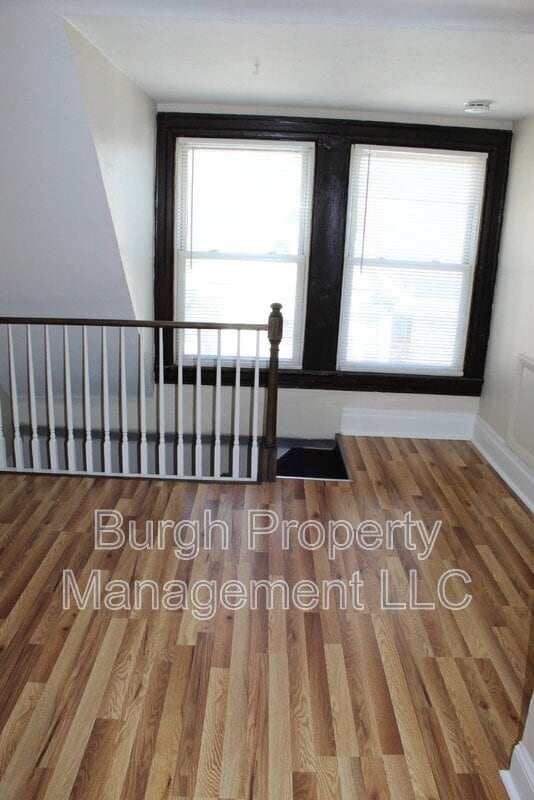 Building Photo - 213 6th Ave