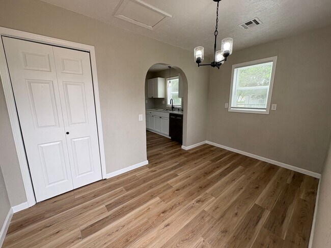 Building Photo - Don’t miss this opportunity! A Stylish Updated 4 Bedroom Home That’s Ready for You to Move Right In!