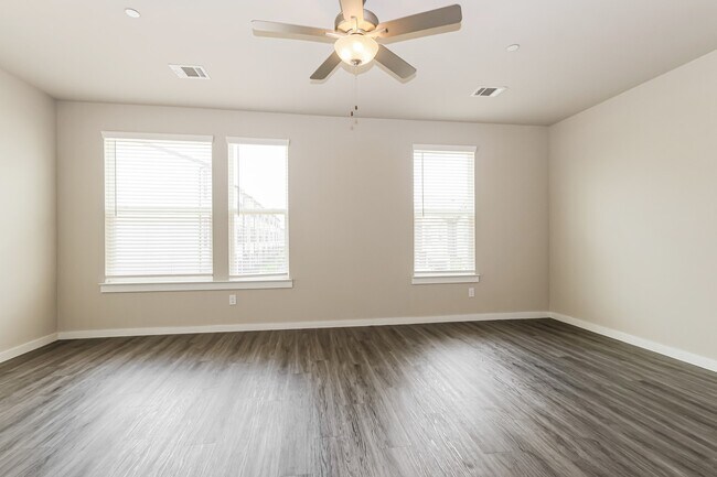 Building Photo - 305 N Centro Cir