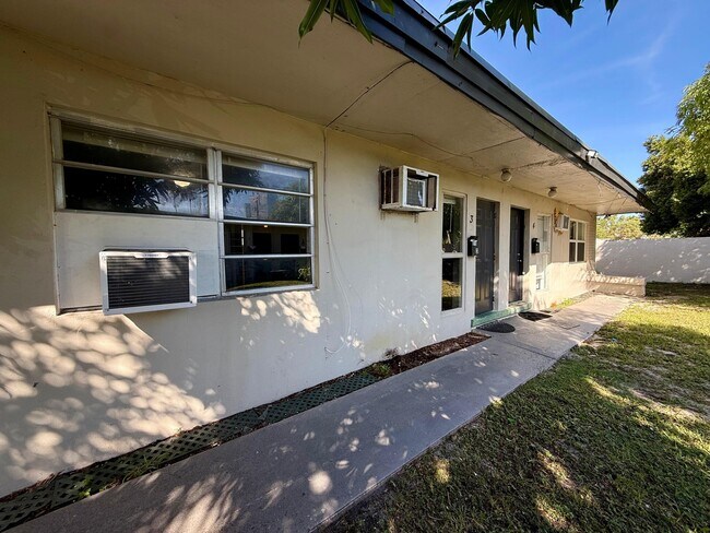 Building Photo - 815 2nd St