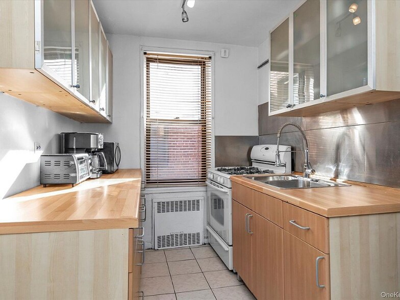 Building Photo - 83-40 Austin St