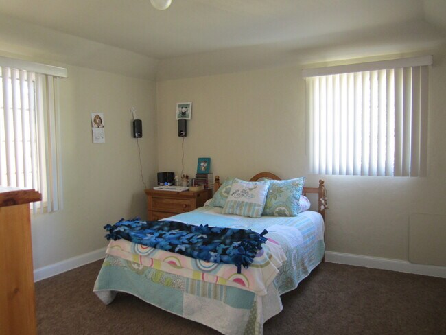 Building Photo - Classic Home Near Golf Course